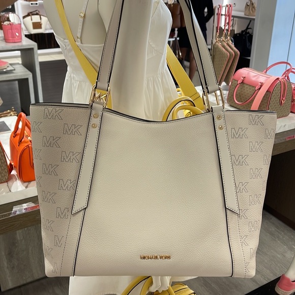 MICHAEL KORS ARLO LARGE GRAB BAG SHOULDER TOTE MK LEATHER GOLD~2 BAGS IN 1
NWT - Picture 3 of 16